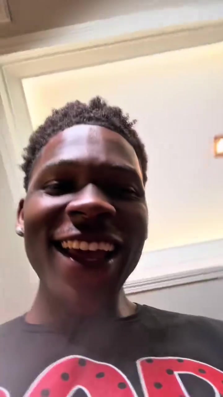 愛德華茲剪完頭發(fā)后對自己的發(fā)型很滿意自戀了一下 ...