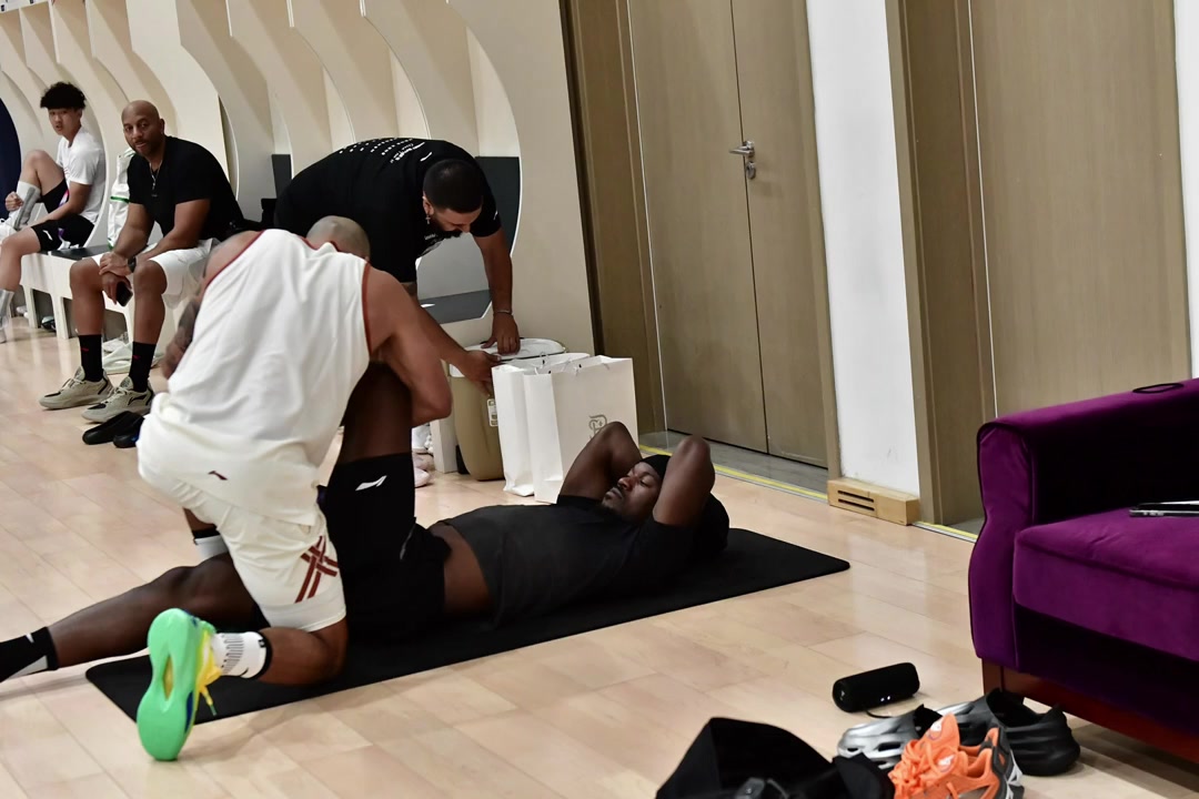 中國行不耽誤訓(xùn)練巴特勒現(xiàn)身青島隊(duì)訓(xùn)練基地