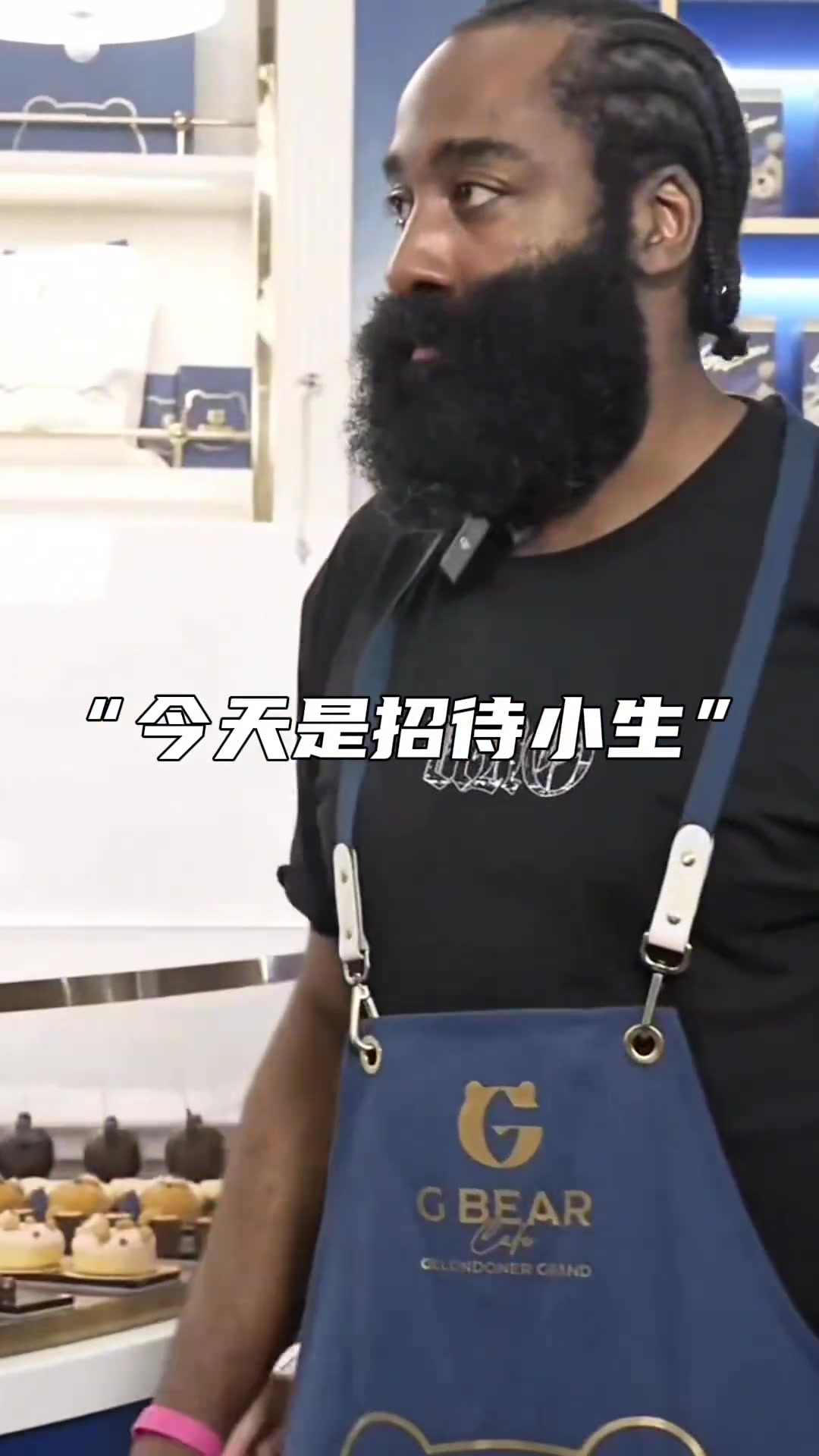 來(lái)一杯登哥中國(guó)行澳門(mén)站當(dāng)起了服務(wù)小哥為粉絲制作咖啡