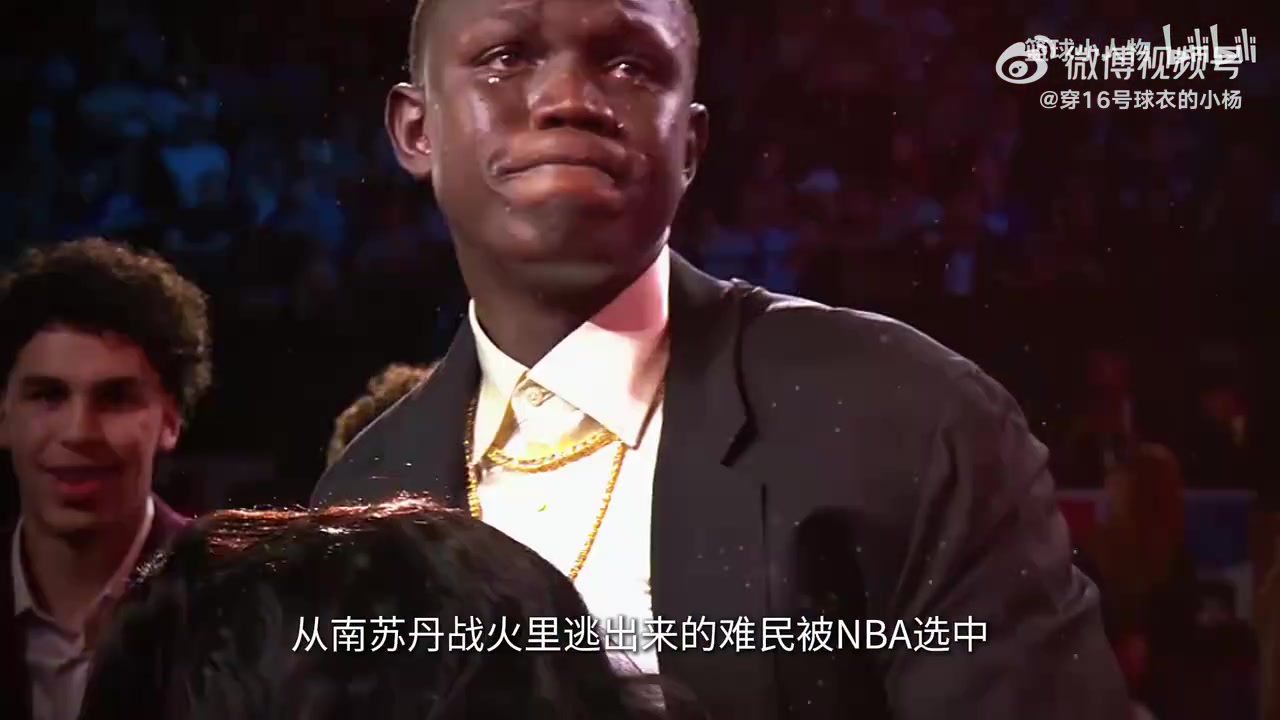 今年最勵志的新秀楊瀚森當(dāng)選的時候馬盧阿奇第一時間上前祝賀