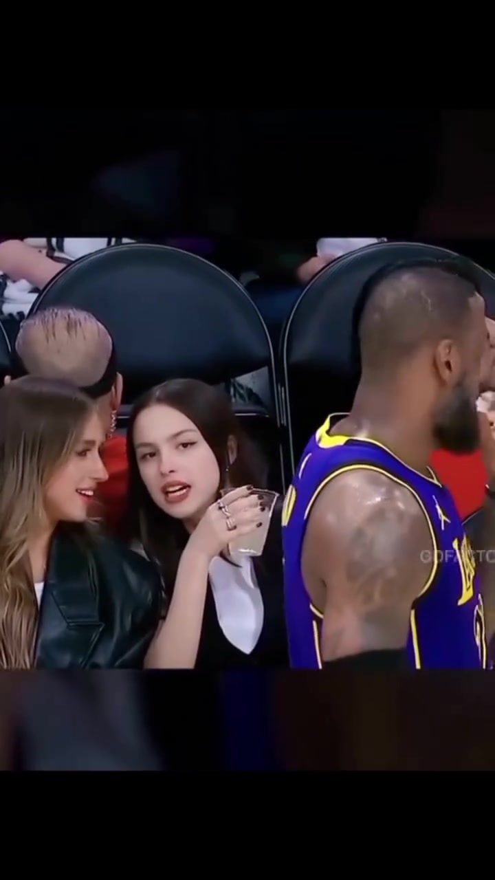 這倆妹紙聊什么呢連老詹都忍不住轉(zhuǎn)頭瞄一眼