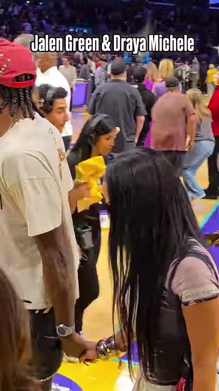 杰倫-格林帶女友看比賽當(dāng)時(shí)沒注意嫂子這穿搭挺別致