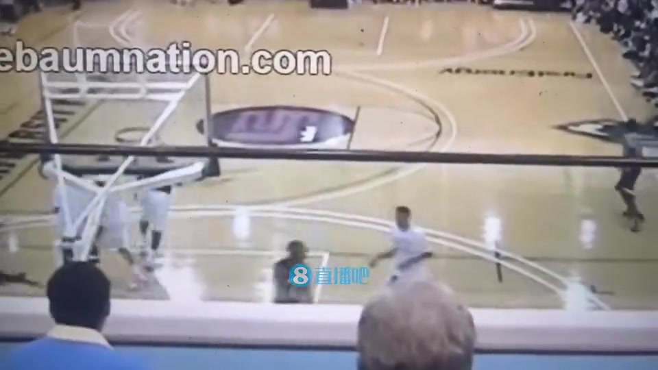 美媒曬詹姆斯早年被大學(xué)生隔扣視頻為此耐克當(dāng)年還沒收了錄像帶