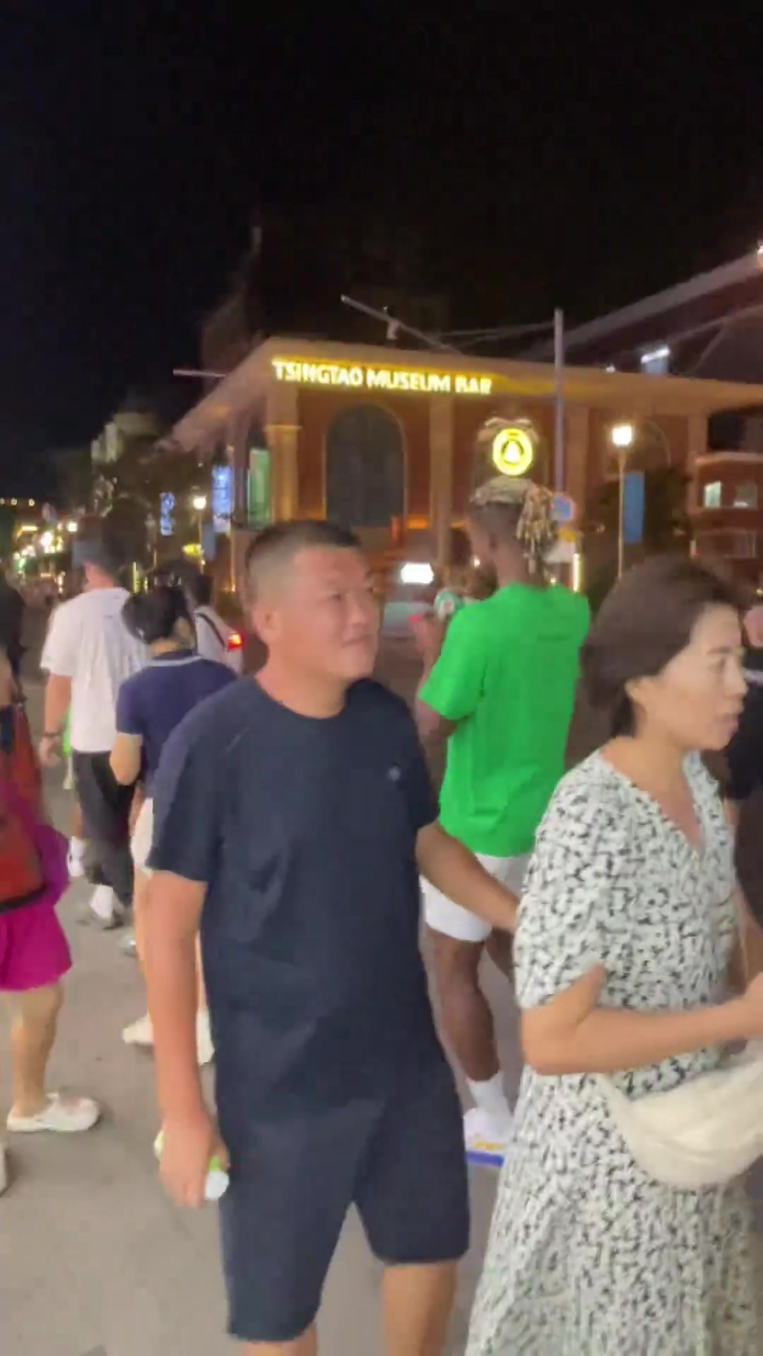 帶點特產(chǎn)巴特勒在青島街頭打酒喝