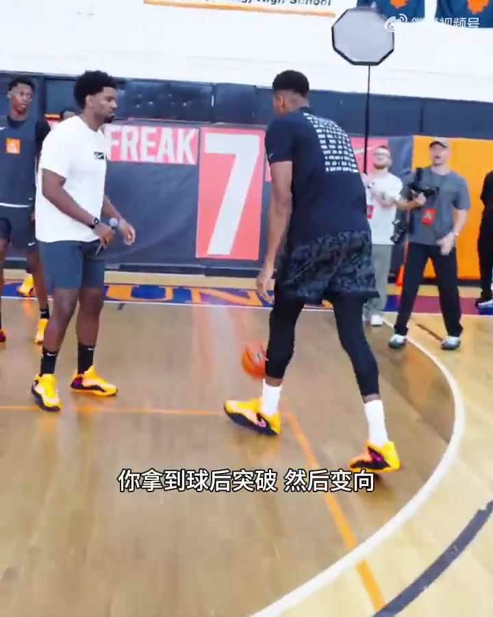 滿滿都是細(xì)節(jié)啊字母哥言傳身教親自教授小球員背打技巧