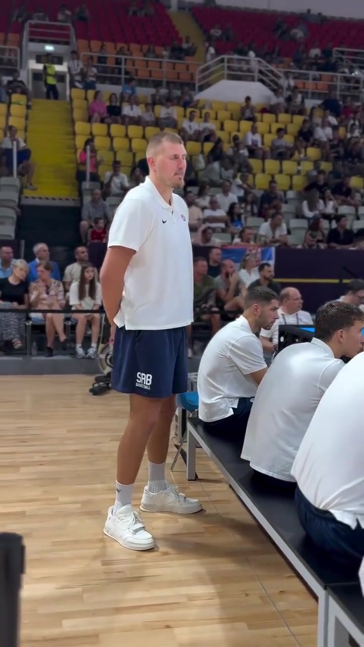 又上班了約老師心想看隊(duì)友打球比看賽馬差遠(yuǎn)了