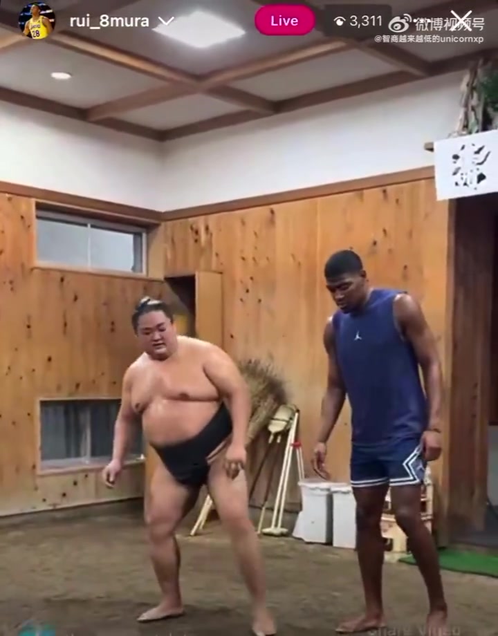 還有這種操作八村塁學(xué)習(xí)日本相撲手的訓(xùn)練 對防守有幫助