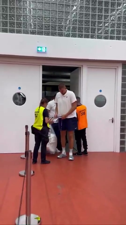 光認(rèn)臉還不夠約基奇出席活動 被女保安攔下先出示證件