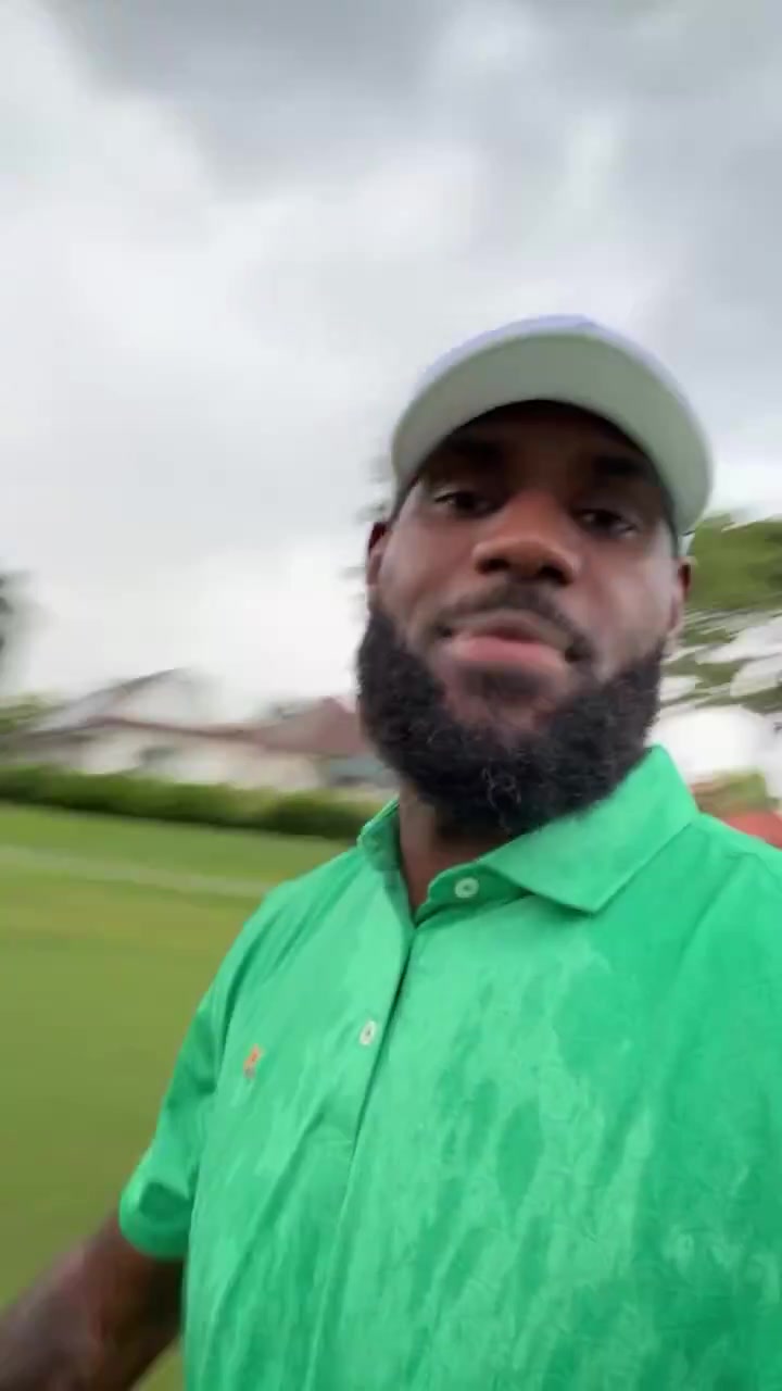 這么上頭的嗎詹姆斯在雨中打高爾夫衣服都濕透了