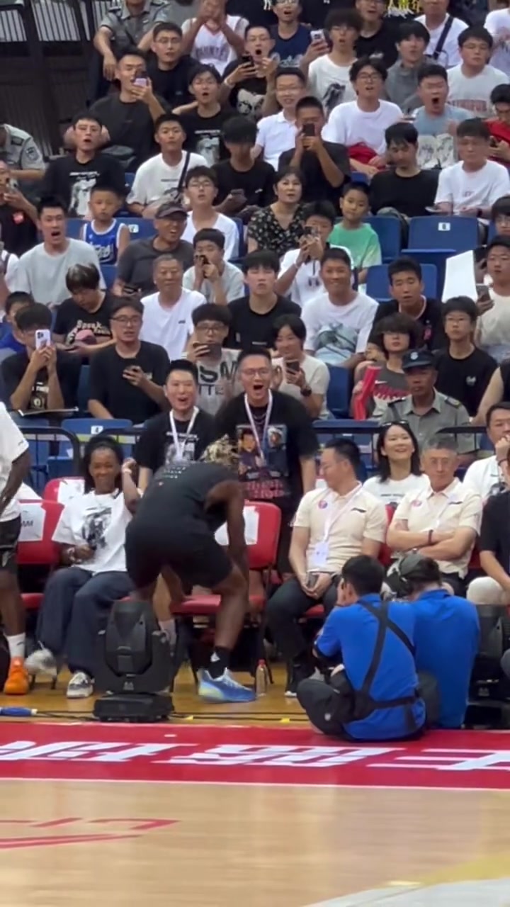 巴特勒我狠起來連凳子都不放過