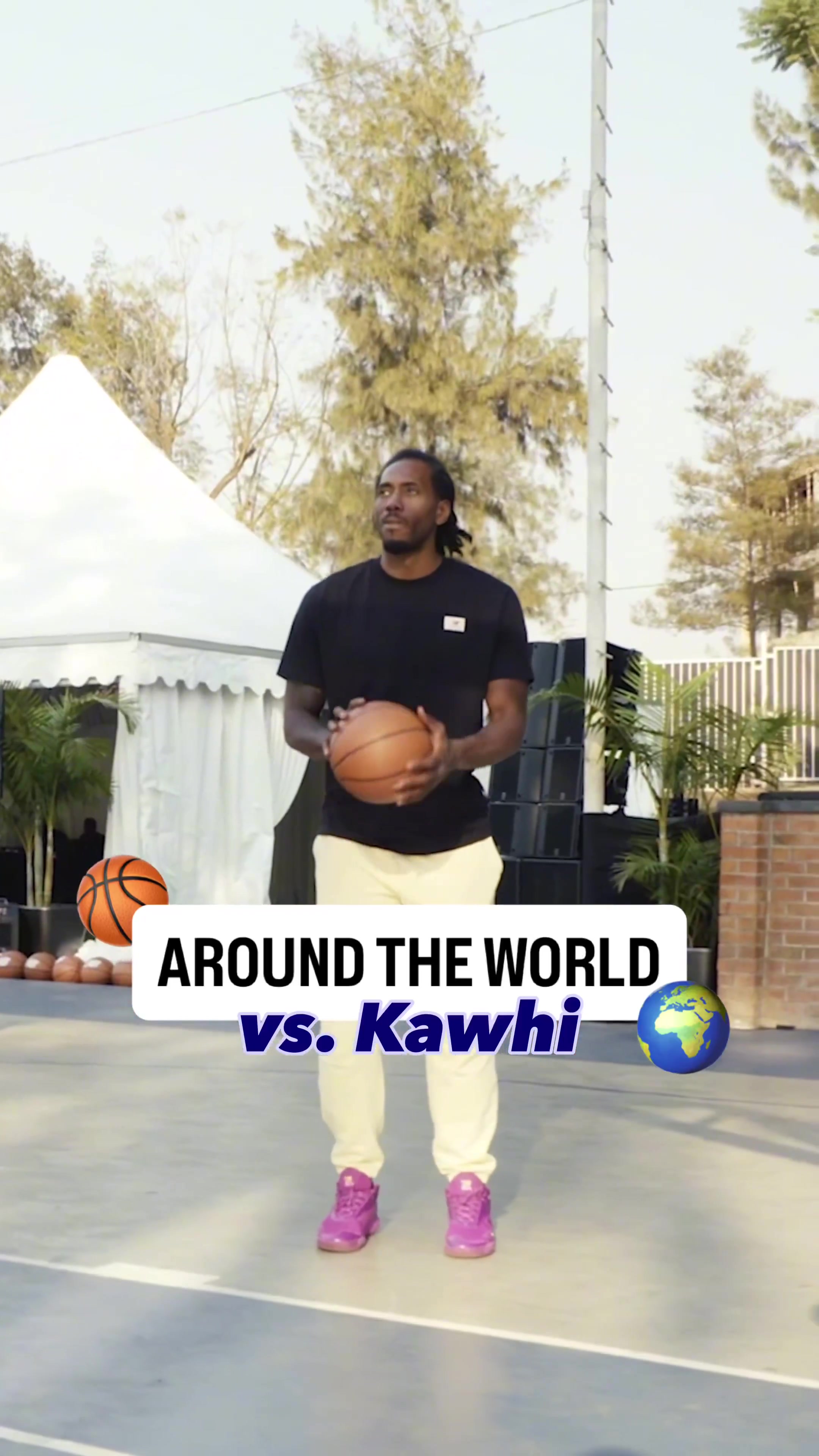 小卡盧旺達之行與小球迷比拼投籃機器人笑得很開心