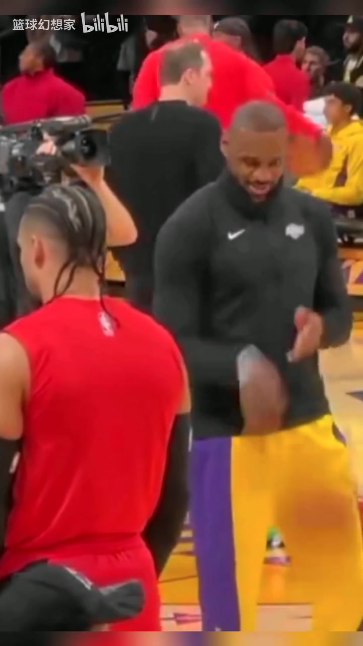 真的看幾遍都繃不住名場(chǎng)面詹姆斯看著賽前冥想的狄龍