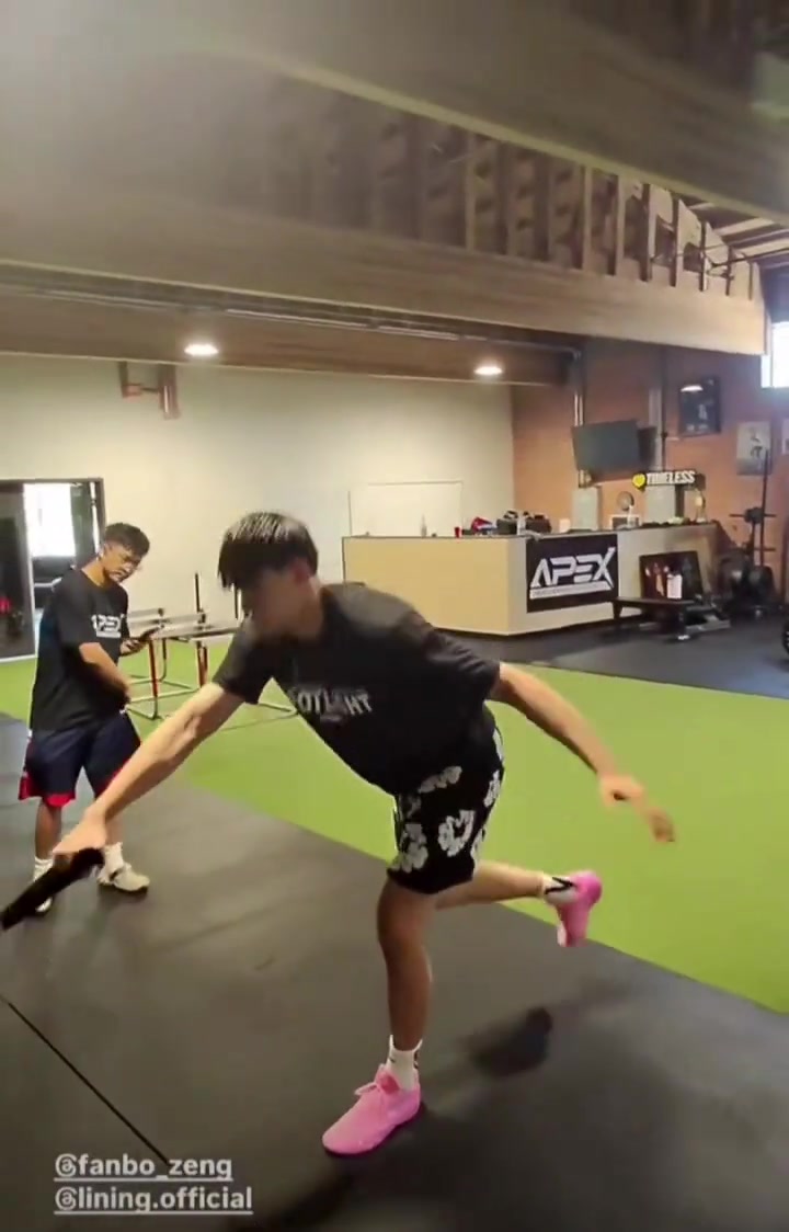 美國康復(fù)機(jī)構(gòu)曬出曾凡博最新康復(fù)訓(xùn)練視頻看樣子恢復(fù)得不錯