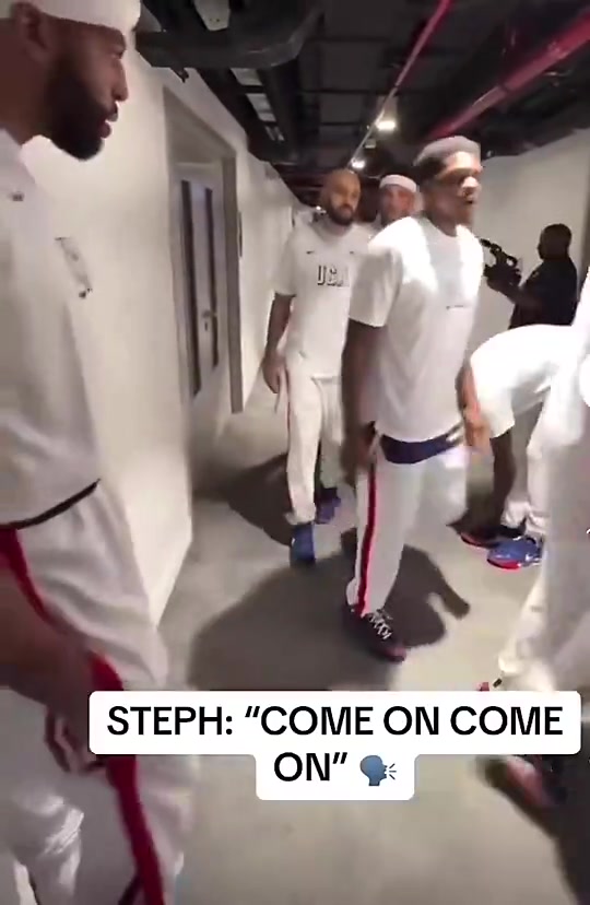 去年夏天美國男籃出場時濃眉在球員通道等候詹姆斯一起走