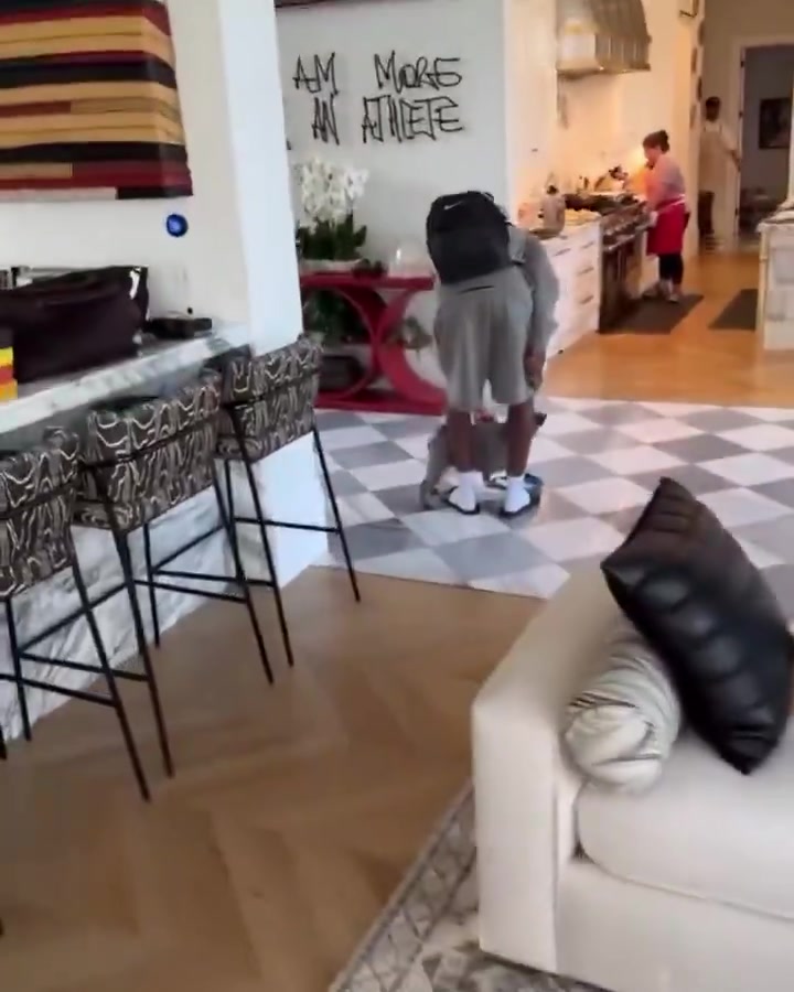 逗比老爹布萊斯剛回到家詹姆斯狂笑歡迎大學生回來了