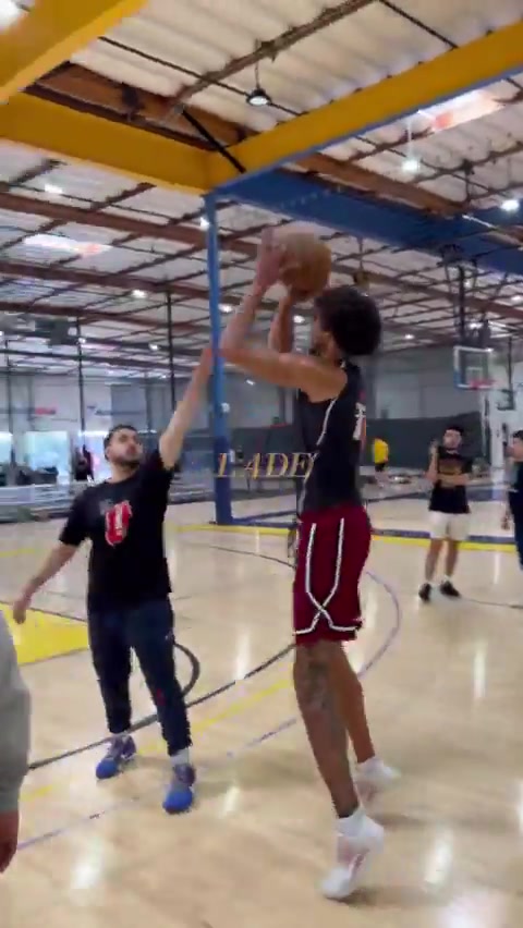 爭(zhēng)取拉空間海斯休賽期猛練三分射速很可觀哦