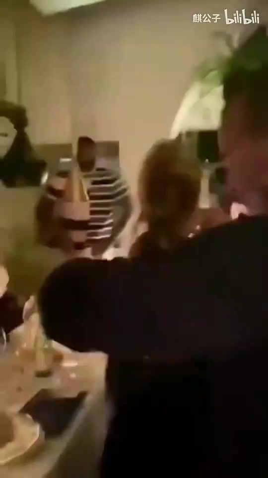 真嗨啊詹姆斯昔日在吹牛老爹的私人派對(duì)上隨著歌曲翩翩起舞