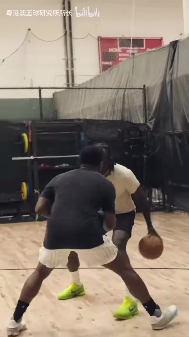 誰會上首發(fā)呢開拓者后衛(wèi)霍勒迪亨德森休賽期訓(xùn)練視頻