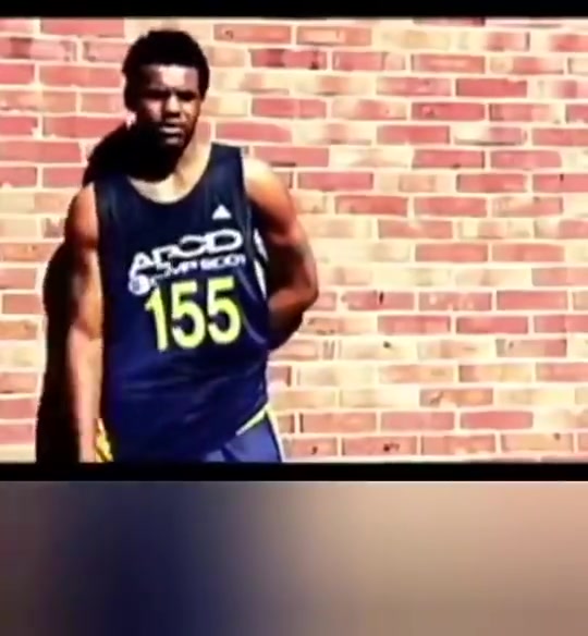 天之驕子2001年年僅16歲的詹姆斯參加阿迪達(dá)斯的訓(xùn)練營(yíng)