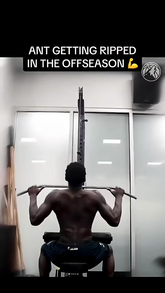 這肌肉線條真是實(shí)打?qū)嵕毘鰜淼膼鄣氯A茲曬休賽期訓(xùn)練碎片