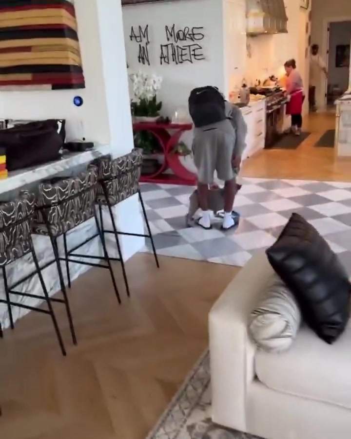 詹姆斯很興奮布萊斯從學?；貋砹羝鹆撕釉娇丛较窭险擦? title=