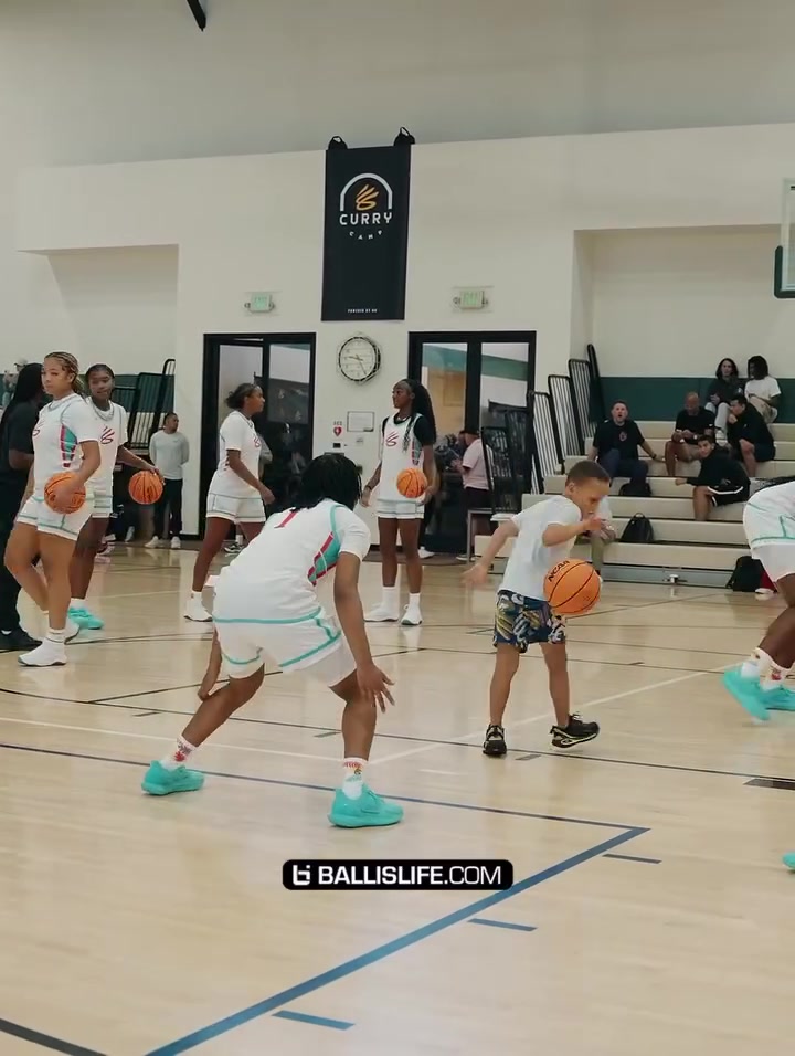 庫里舉辦訓(xùn)練營 兒子卡農(nóng)展現(xiàn)假動作直接晃趴學(xué)員