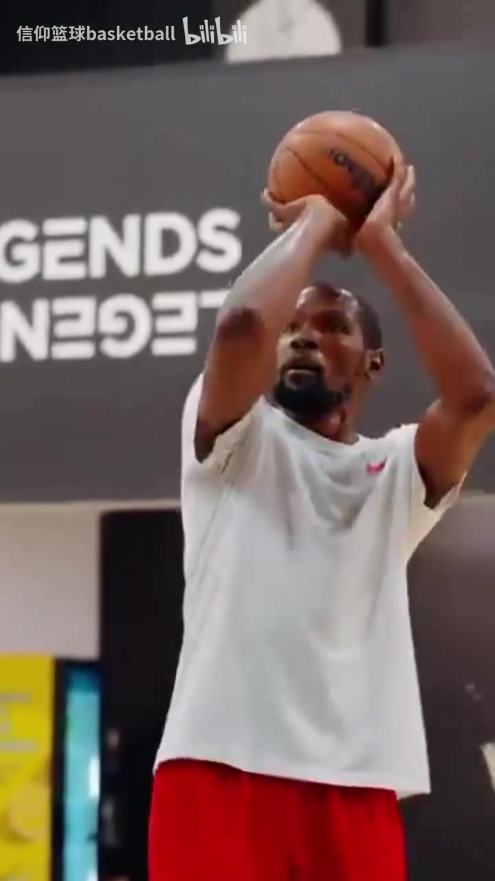 獨樹一幟的風格無論何時看杜蘭特投籃訓(xùn)練都是一種享受