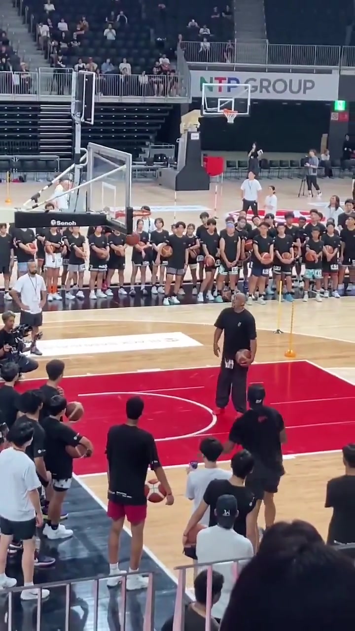 期待ing八村給青少年們演示后撤步跳投