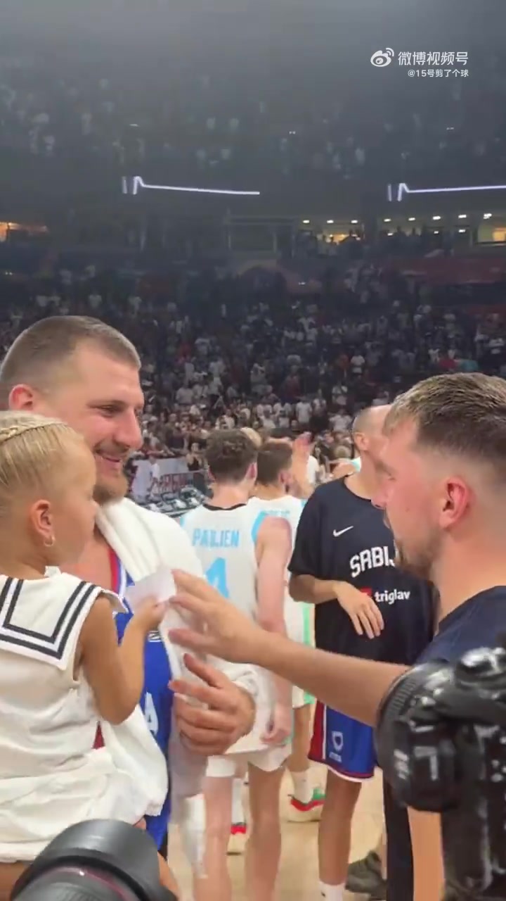 雙胖友誼長(zhǎng)存東契奇賽后和約基奇的小女兒來了個(gè)擊掌