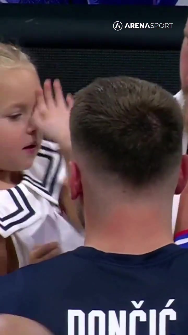 本來是一家人塞爾維亞擊敗斯洛文尼亞 約基奇賽后親吻東契奇