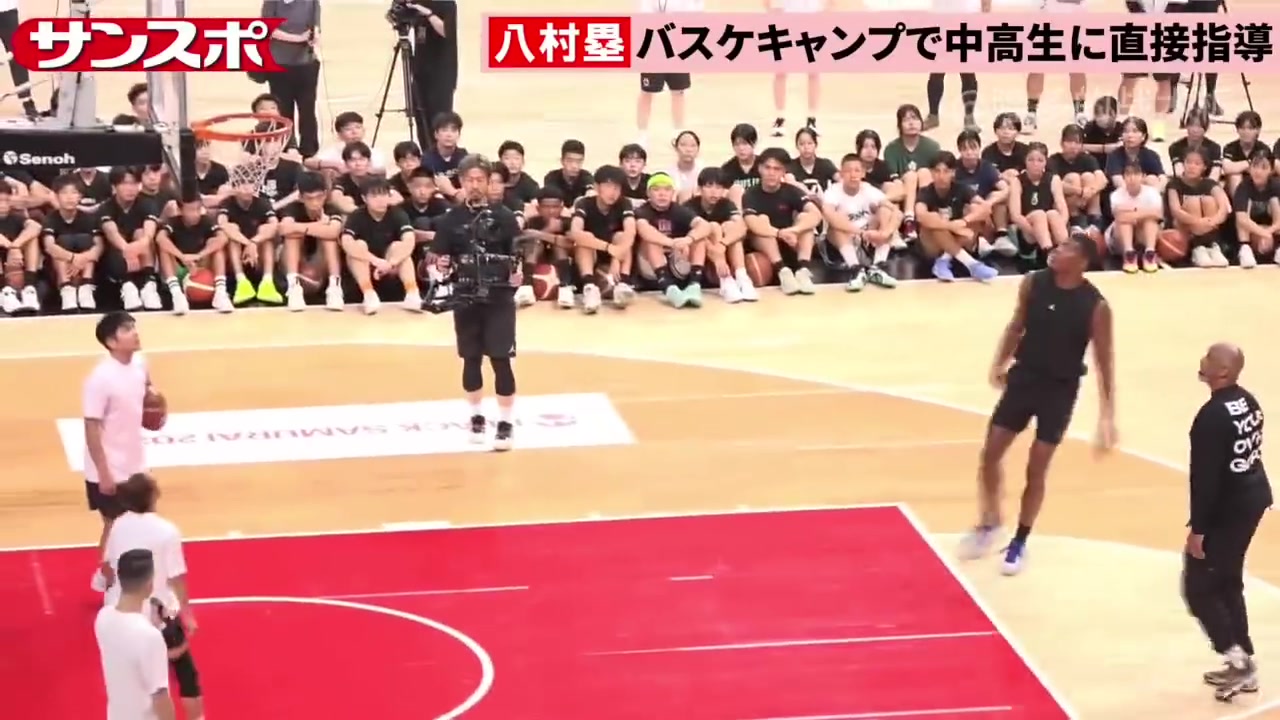 這持球單打技術(shù)貌似進(jìn)步了八村在日本高中向?qū)W生們展示跳投技術(shù)