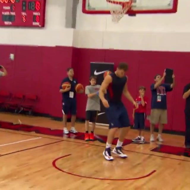 格里芬美國隊(duì)訓(xùn)練表演炸扣乍一看圍觀小孩里好多未來球星