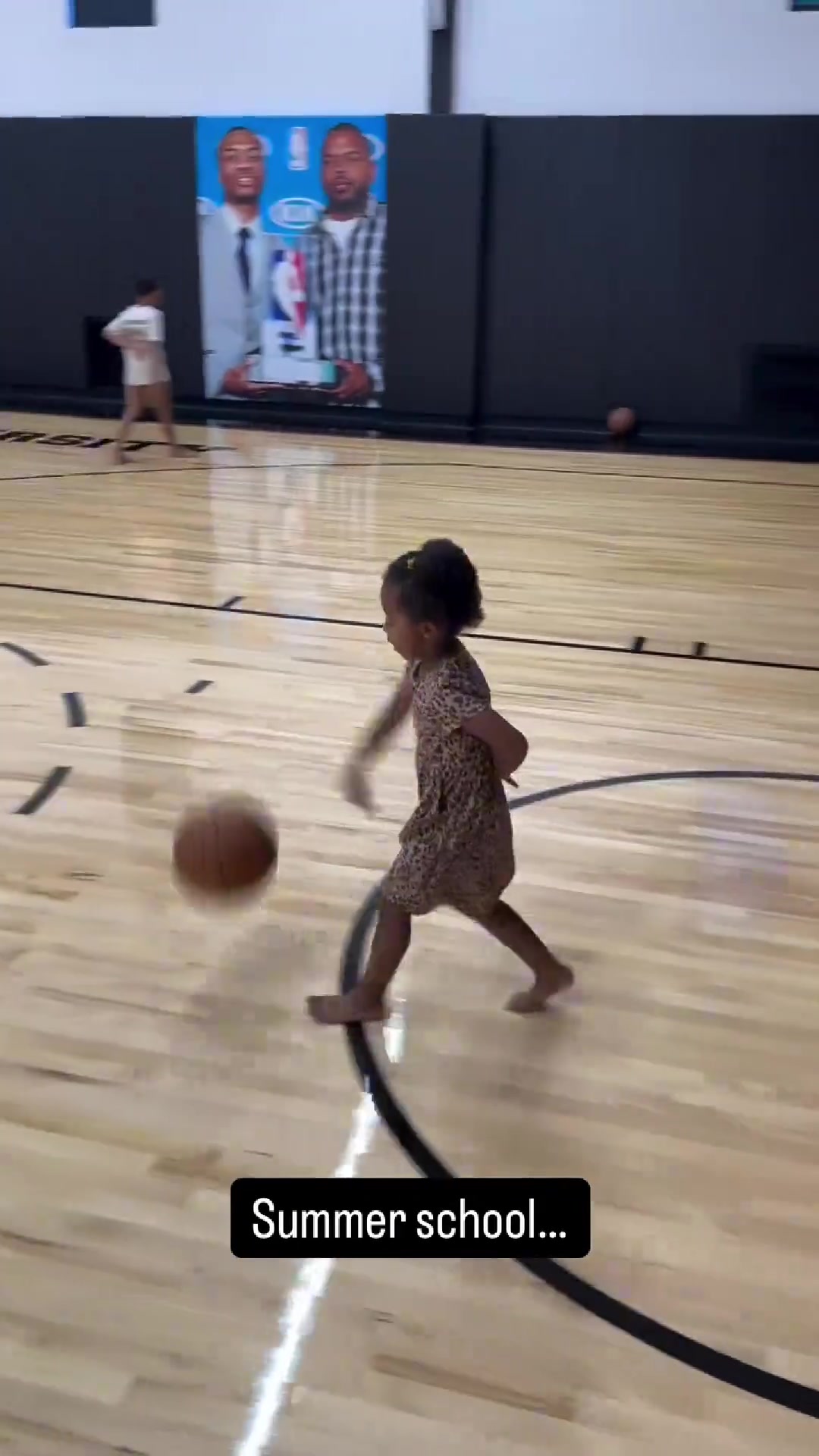 慈父嚴(yán)師利拉德指導(dǎo)女兒Kali運(yùn)球??...