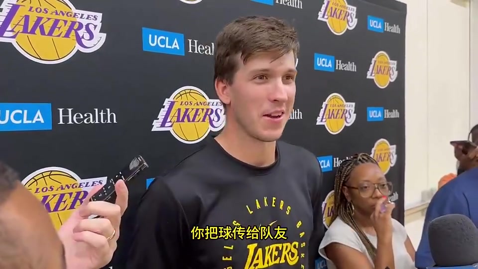 里夫斯此前現(xiàn)在NBA計(jì)算助攻的方式很慷慨運(yùn)兩三下也算