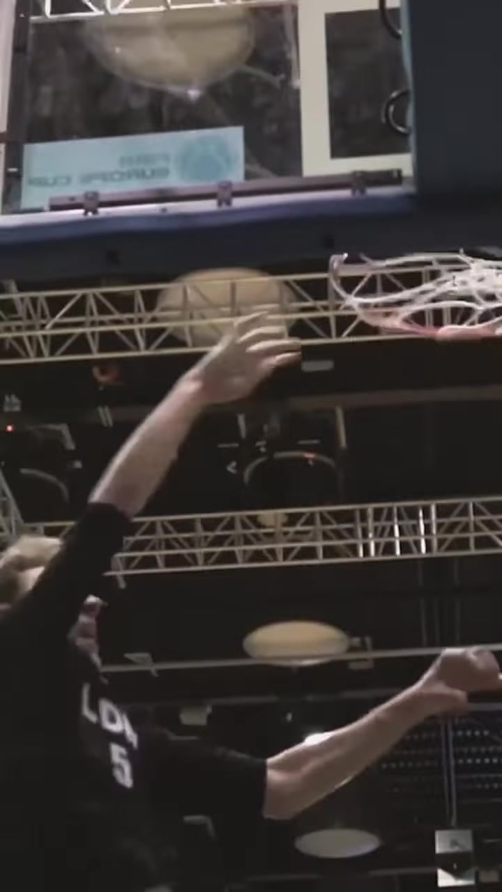 身體素質(zhì)還行湖人簽下白人中鋒凱利這大風(fēng)車暴扣很輕松啊