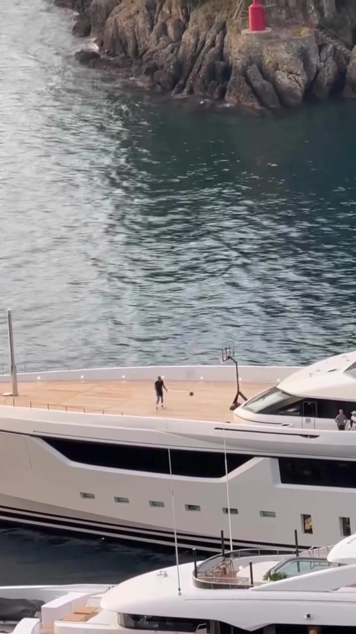 太豪華了威少在自己的私人游艇球場(chǎng)中訓(xùn)練