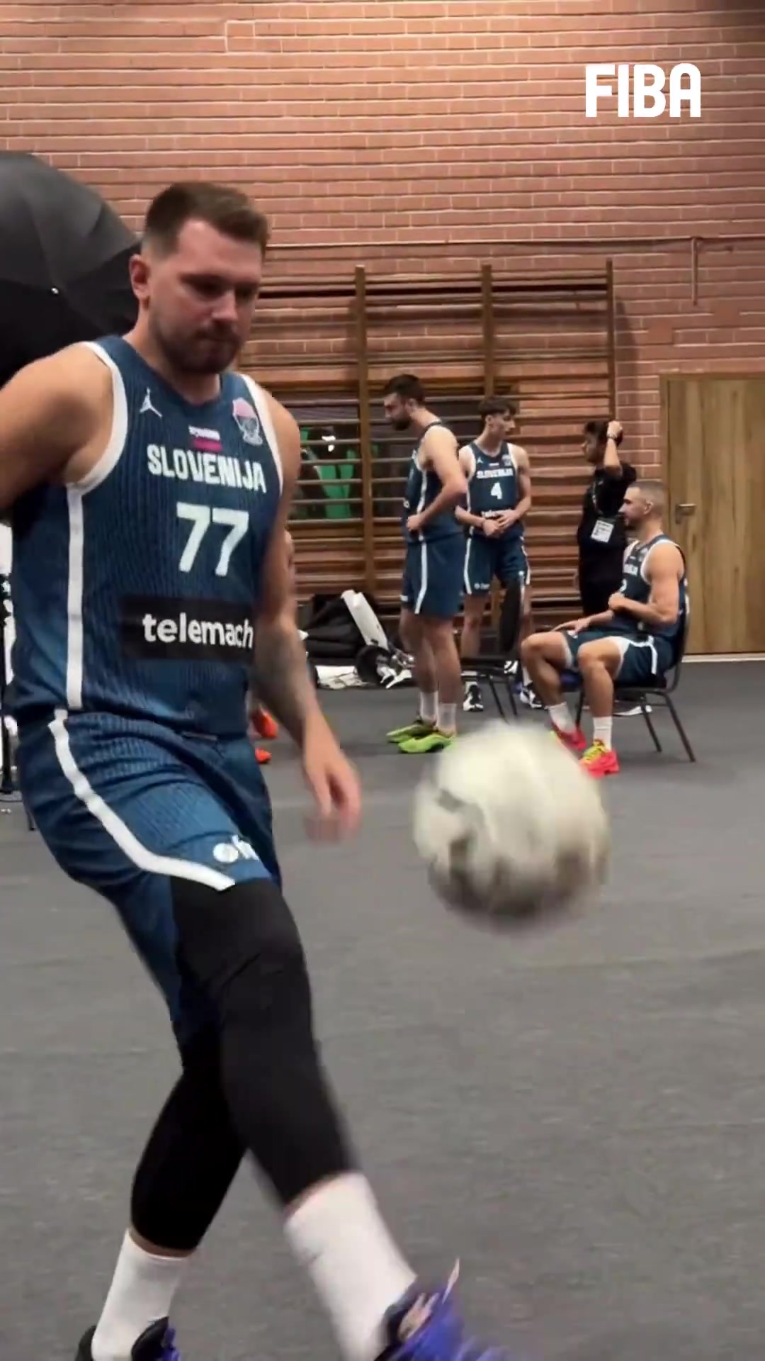 不愧是皇馬出身東契奇足球天賦也十分出色玩起顛球如此絲滑