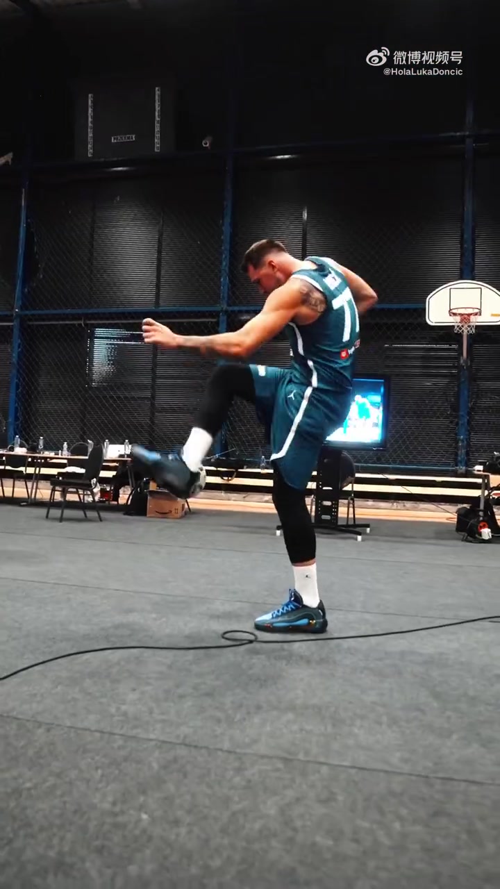 到底瘦了多少東契奇身穿斯洛文尼亞球衣拍攝歐錦賽定妝照