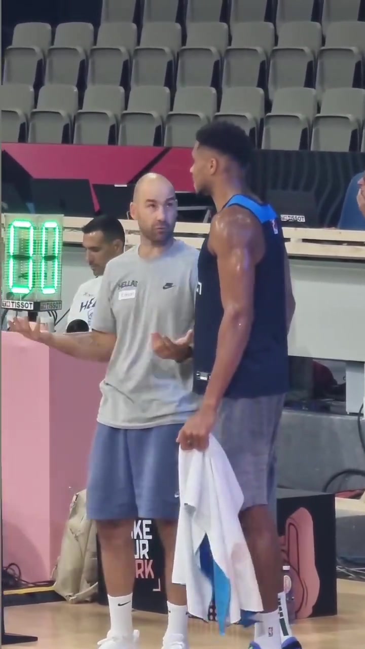 火蜜都認(rèn)識(shí)吧當(dāng)年的斯潘諾里斯如今成了執(zhí)教字母哥的希臘主帥