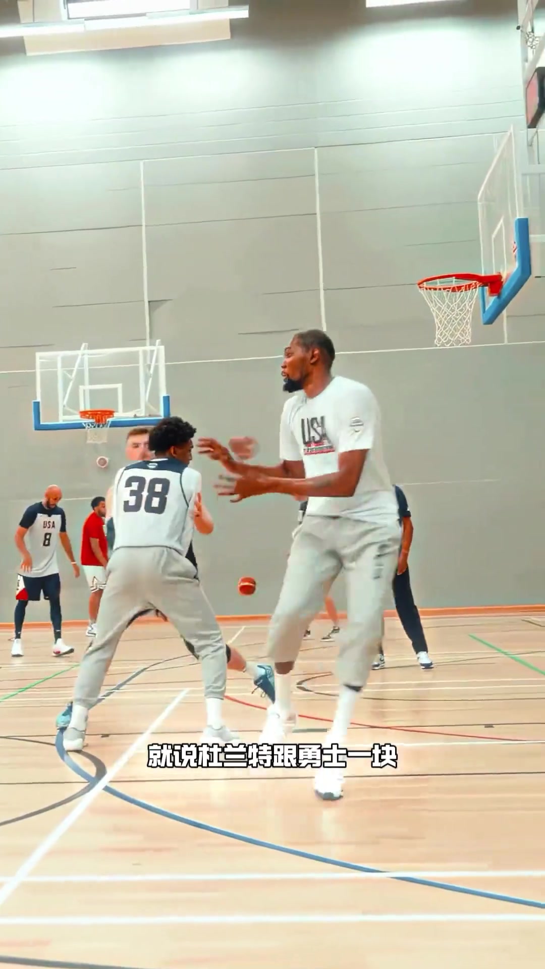 楊毅杜蘭特就去勇士拿了冠軍后才被稱為小王 不然就登威一級(jí)別