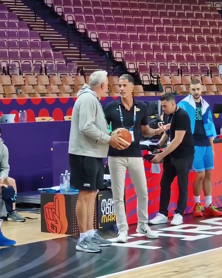 團(tuán)隊(duì)寵兒珍妮巴斯和佩林卡現(xiàn)場支持東契奇