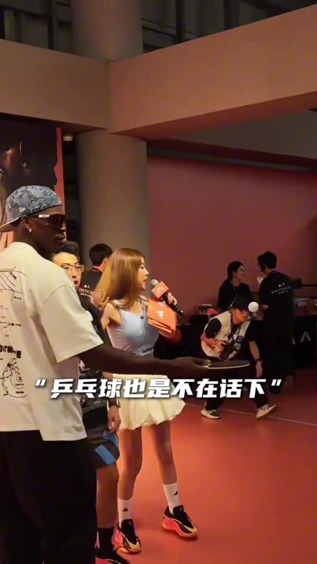 華子中國行 結果最后一群人等著周玲安簽名并合影