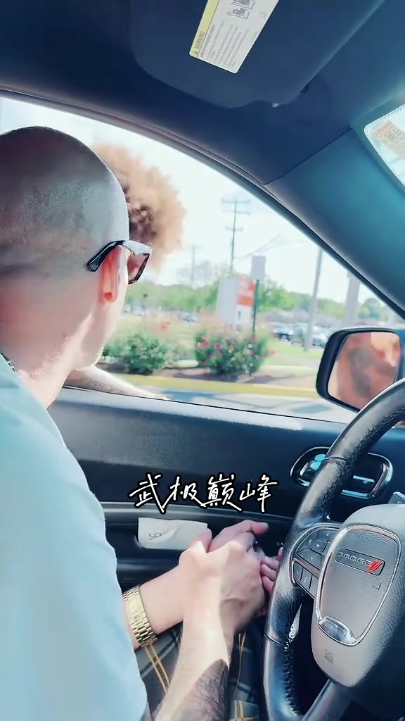 曾經(jīng)的NCAA全美一陣韋斯特向等候紅燈的路人乞討