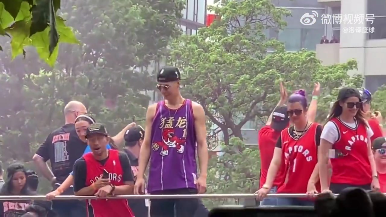 俺也是NBA冠軍19年林書豪身穿猛龍麥迪球衣參加冠軍游行