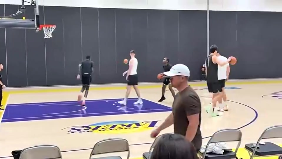 當(dāng)時(shí)都沒預(yù)料到未來走向楊瀚森此前洛杉磯訓(xùn)練赴湖人主場(chǎng)踩場(chǎng)