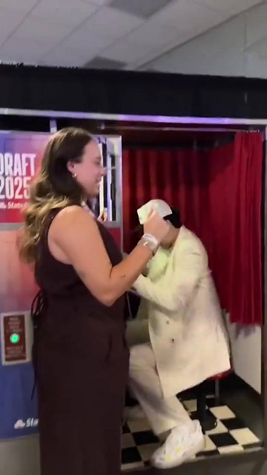 楊瀚森選秀后自拍亭拍照珍貴花絮長(zhǎng)太高了沒拍到眼睛