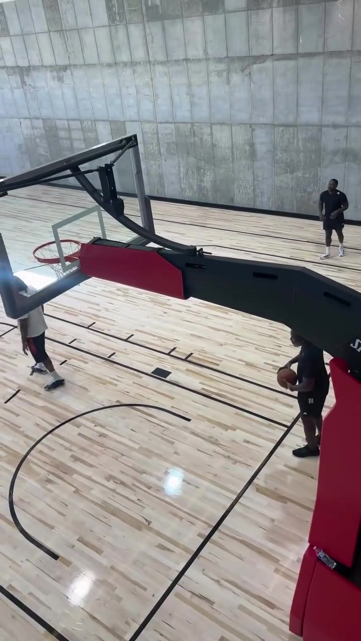 哈登女友paijie 拍到哈登正在訓(xùn)練