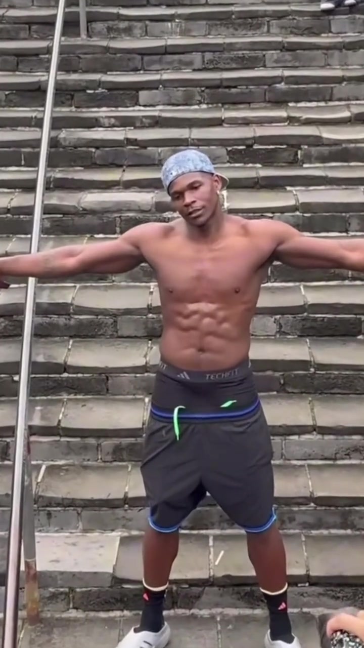 經典西海岸穿搭華子中國行登長城 褲子拉到內褲都露出來