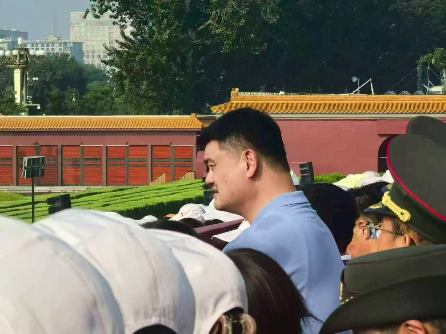 網(wǎng)友把后面的人擋完了姚明也現(xiàn)身九三大閱兵盛典這身高太醒目了