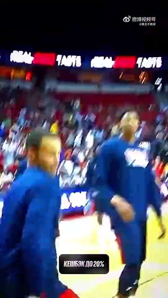 半獸人胯下?lián)Q手扣籃一旁的庫里比劃了一下算了還是投三分吧